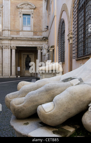 Des fragments d'une statue colossale de Constantine, Musées du Capitole, la colline du Capitole, Rome, Latium, Italie Banque D'Images