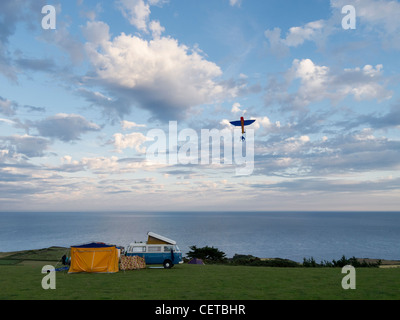 Le cerf-volant sur le terrain de camping dans un beau ciel bleu à la station Banque D'Images