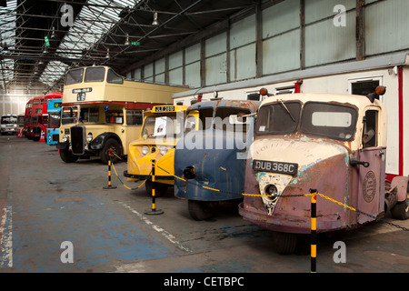 Royaume-uni, Pays de Galles, Swansea, stations de bus, musée, Scarab Scammel tracteurs et de fret sur les vieux bus afficher Banque D'Images