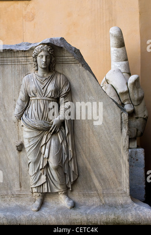 Plinthe avec personnification d'une province, du Temple d'Hadrien, cour du Palais des Conservateurs, Rome, Latium, Italie Banque D'Images