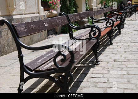 Banc de parc en cour de château. Banque D'Images