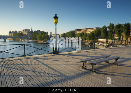 Le Pont des Arts sur la Seine avec l'Ile de la Cité au-delà, Paris, France Banque D'Images