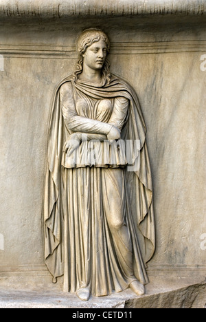 Plinthe avec personnification d'une province, du Temple d'Hadrien, cour du Palais des Conservateurs, Rome, Latium, Italie Banque D'Images