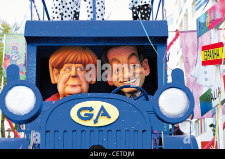 Le Portugal, l'Algarve : Carnaval Politique voiture avec Angela Merkel et Nicolas Sarkozy pendant le défilé du carnaval 2012 à Loulé Banque D'Images