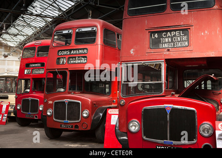 Royaume-uni, Pays de Galles, Swansea, quais, Musée de Bus, les bus à impériale Regent AEG sur l'affichage Banque D'Images