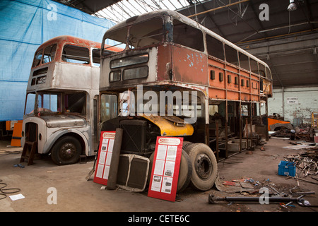 Royaume-uni, Pays de Galles, Swansea, stations de bus, les bus à impériale, Musée au milieu de la restauration Banque D'Images