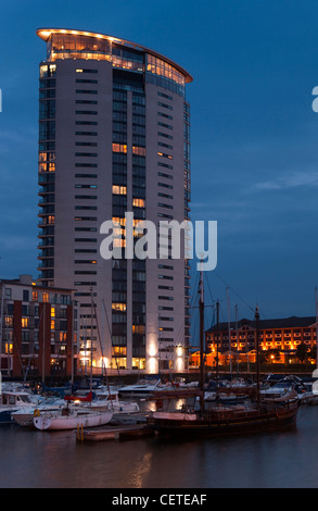 Royaume-uni, Pays de Galles, Swansea, Quartier Maritime, Meridian Tower, dominant la marina Banque D'Images