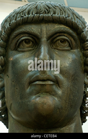 Tête de Statue colossale en bronze de Constantin, l'Exedra de Marc-aurèle, Musées du Capitole, Rome, Latium, Italie Banque D'Images