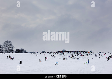 La colline du Parlement devient un jeu d'hiver sur la neige couverts, Londres Hampstead Heath Banque D'Images