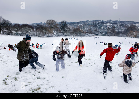 Bataille de boules de neige sur Hampstead Heath, Londres Banque D'Images