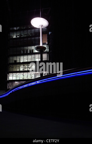 Un néon bleu et lampe de rue à l'extérieur de l'Hôtel de ville de Londres la nuit. Banque D'Images