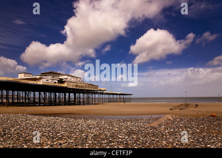 Vue de la plage de la jetée de Prestatyn au Pays de Galles. Banque D'Images