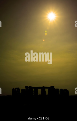 La lumière du soleil traversant brume sur Stonehenge. Banque D'Images