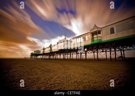 Vue de la plage de sable de la jetée à Lytham St Annes. Banque D'Images