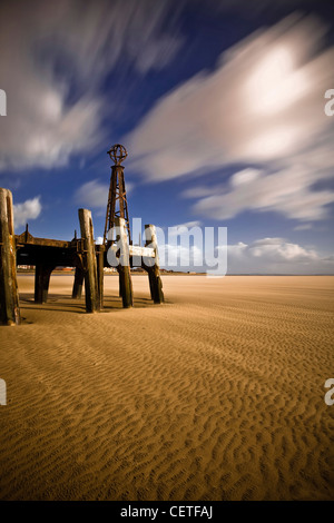 La fin d'une ancienne jetée en bois à Lytham Saint Annes beach. Banque D'Images