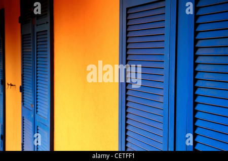 Volets bleu contre un mur jaune à Beverley dans l'East Yorkshire. Banque D'Images
