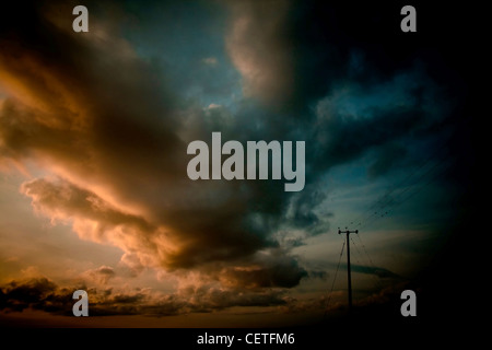 Les nuages ciel au-dessus d'un poteau télégraphique à Sheffield. Banque D'Images