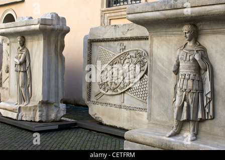 Socles avec personnifications de provinces et des trophées d'armes, Palais des Conservateurs de la cour, Rome, Latium, Italie Banque D'Images