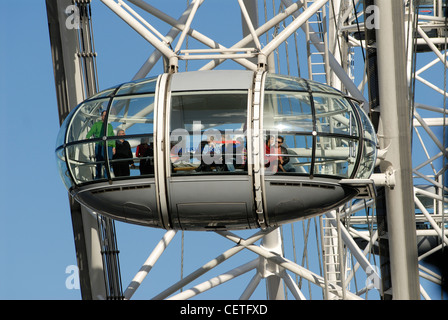 Les gens dans une capsule sur le London Eye. Il est officiellement le plus populaire attraction touristique, plus populaire que le statu Banque D'Images