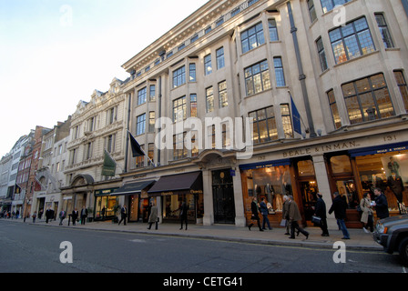 Shopping à New Bond Street. Bond Street tient son nom de Sir Thomas Bond qui a acheté un hôtel particulier appelé Piccadilly Clarendon Banque D'Images