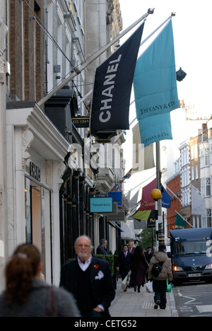 Shopping à Old Bond Street. Bond Street tient son nom de Sir Thomas Bond qui a acheté un hôtel particulier appelé Piccadilly Clarendon Banque D'Images