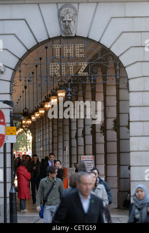 Les gens qui marchent à travers l'arcade à l'extérieur de l'Hôtel Ritz. David et Frederick Barclay a acheté le Ritz pour ¬£80 millions en 19 Banque D'Images