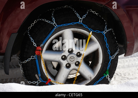 Les chaînes à neige sur les roues d'un SUV 4roues motrices véhicule. Banque D'Images