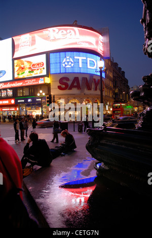 Soirée scène dans Piccadilly Circus. Piccadilly Circus se connecte à Piccadilly, une voie dont le nom est apparu pour la première fois en 1626 un Banque D'Images