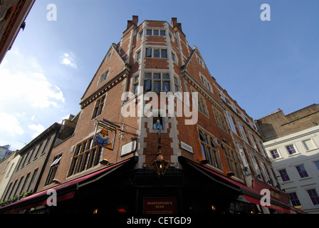 Shakespeare's Head, un pub élisabéthain simulé à l'angle de Great Marlborough Street et Foubert's Place près de Carnaby Street. Banque D'Images