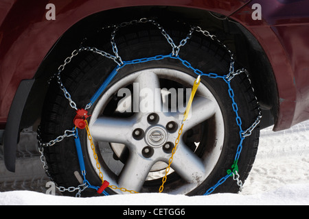 Les chaînes à neige sur les roues d'un SUV 4roues motrices véhicule. Banque D'Images