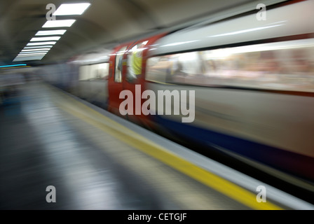 Une rame de métro de quitter la plate-forme. Banque D'Images