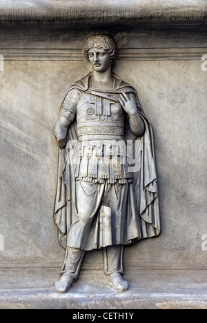 Plinthe avec personnification d'une province, du Temple d'Hadrien, cour du Palais des Conservateurs, Rome, Latium, Italie Banque D'Images