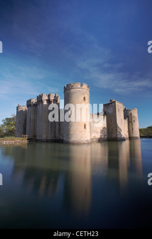 Une vue vers le Château de Bodiam. L'apparence de Château de Bodiam est exactement la façon dont la plupart des gens l'imagine un château médiéval devrait regarder li Banque D'Images