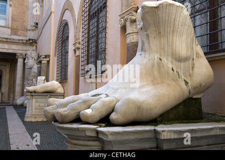 Des fragments d'une statue colossale de Constantine, Musées du Capitole, la colline du Capitole, Rome, Latium, Italie Banque D'Images