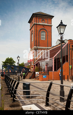 Royaume-uni, Pays de Galles, Swansea, quartier maritime, d'une station de pompage pub donnant sur la marina Banque D'Images