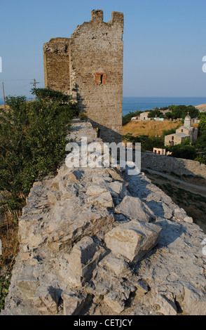 L'Ukraine. République autonome de Crimée. Théodosie. Forteresse génoise. 14e siècle. La Tour. Banque D'Images