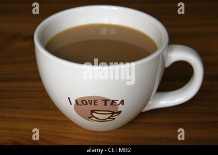 Grande tasse de thé English Breakfast en blanc tasse avec I Love Plateau écrit sur le côté. Banque D'Images