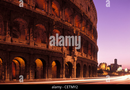 Le colisée la nuit, Rome, Italie Banque D'Images