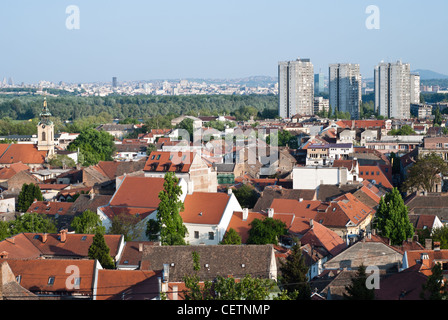 Belgrade : vue ci-dessus de l'ancien quartier Zemun avec les bâtiments modernes sur l'horizon Banque D'Images