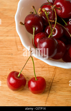 Les cerises mûres sur la table en bois Banque D'Images