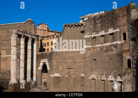 Ruines romaines à l'ancien marché à Rome, Fori Imperiali. Banque D'Images