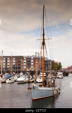 Royaume-uni, Pays de Galles, Swansea, quartier maritime historique, Canal de Bristol cutter pilote Peggy quitte la marina Banque D'Images