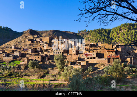 Village berbère dans le Haut Atlas entre Oukaïmeden et Marrakech, Maroc, Afrique du Nord Banque D'Images