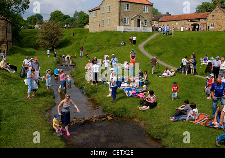 Hutton Le Hole, pittoresque village de la lande du Yorkshire, England, UK. Les visiteurs d'été par le flux. Banque D'Images