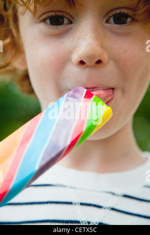 Boy eating lollipop Banque D'Images