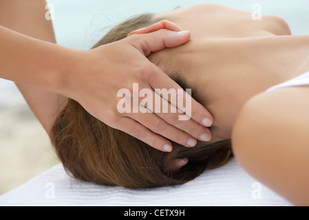 Young woman receiving massage de la tête Banque D'Images