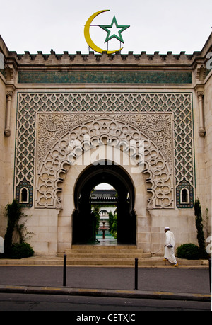 Un adorateur entre dans l'Institut musulman de la Mosquée de Paris Banque D'Images