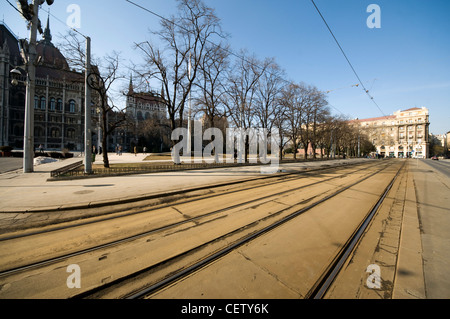 Les lignes vides à l'extérieur de l'édifice du Parlement, à Budapest avec les fils. Banque D'Images