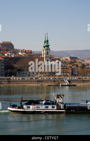 Barge fluviale sur le Danube en passant en face de l'église de Sainte Anne ou église Szent Anna, Budapest, Banque D'Images