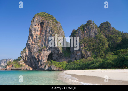 Rock formation sur Laem Phra Nang Beach, Thaïlande Banque D'Images